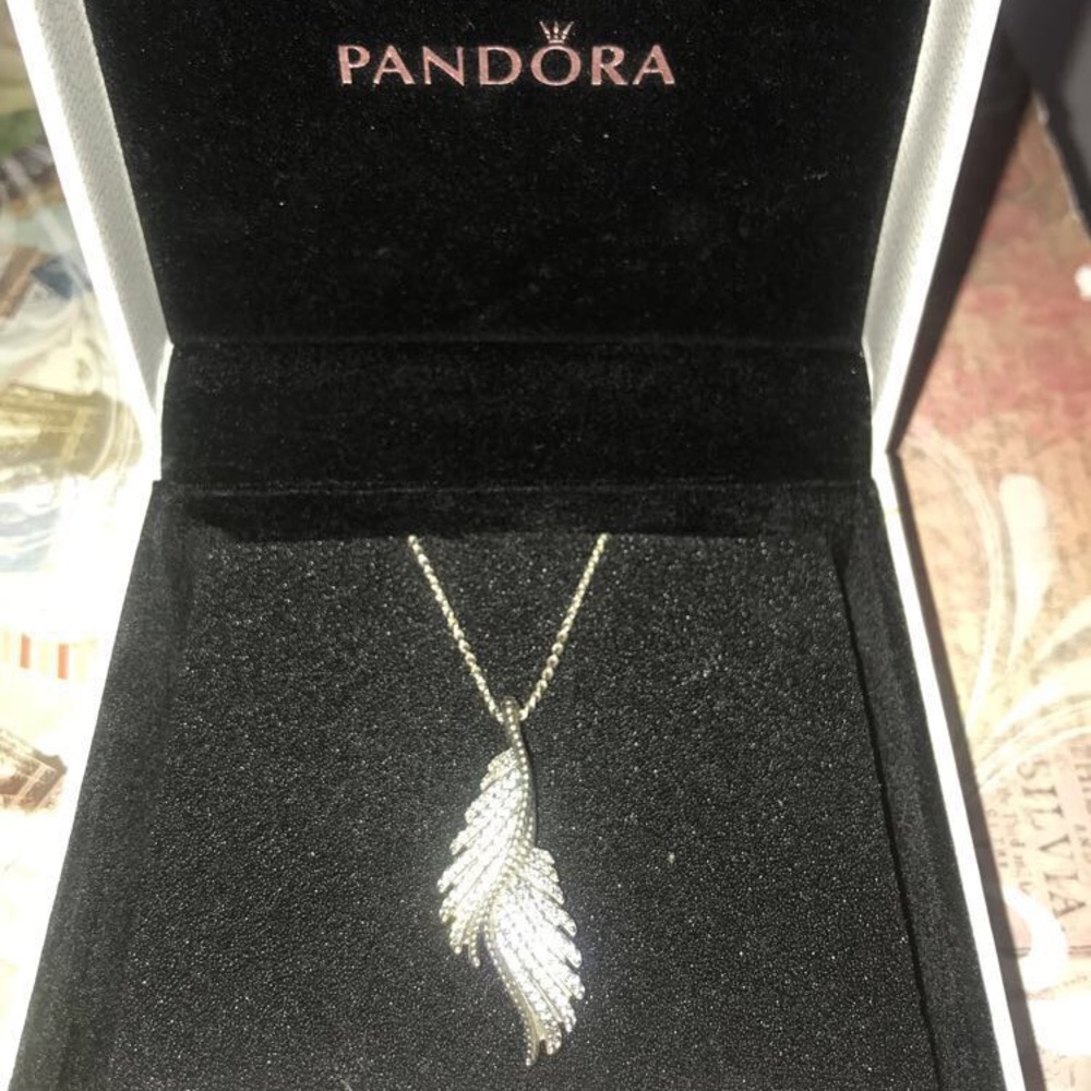 Pandora leaf necklace